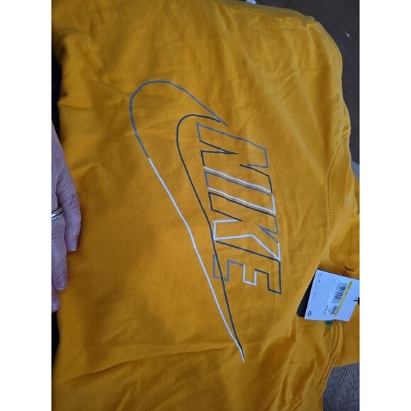 NIKE SPORTSWEAR T-SHIRT/ University Gold/ SMALL -Tall MEN'S/ DZ2871-739 - Picture 1 of 3